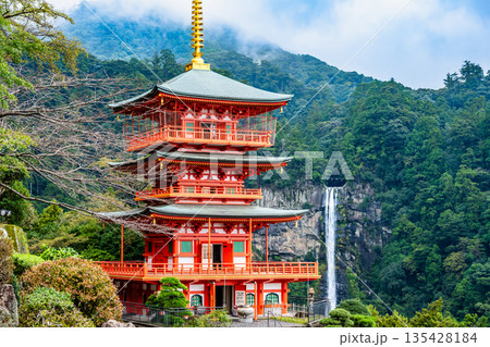 熊野 青岸渡寺三重塔と那智の滝 135428184