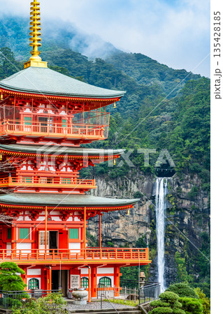 熊野 青岸渡寺三重塔と那智の滝 熊野 青岸渡寺三重塔と那智の滝 135428185