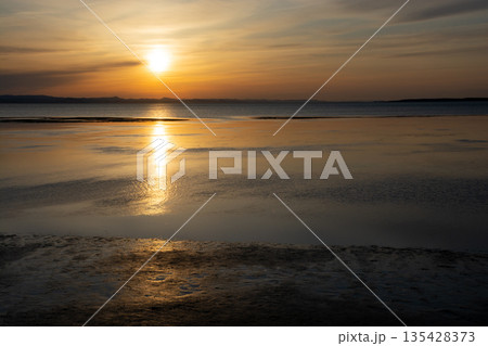 美しい湖の夕暮れ 美しい湖の夕暮れ 135428373