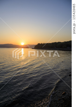 春の瀬戸内に沈む夕陽 135428465