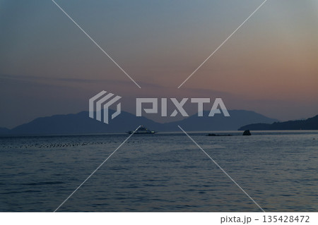 春の瀬戸内夕暮れの残照 135428472