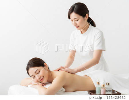 エステサロンで体をケアする女性 135428482