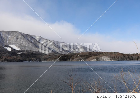 雪　青木湖　長野県　青空 135428676