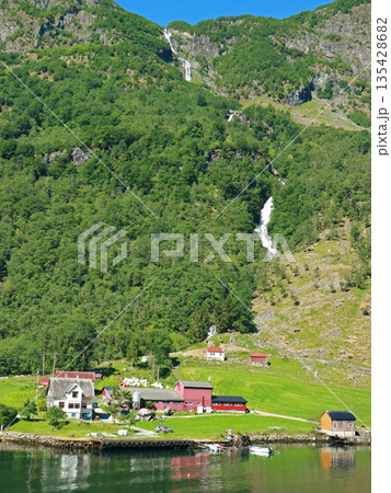 北欧情緒豊かなノルウェーのネーロイフィヨルド沿岸 135428682