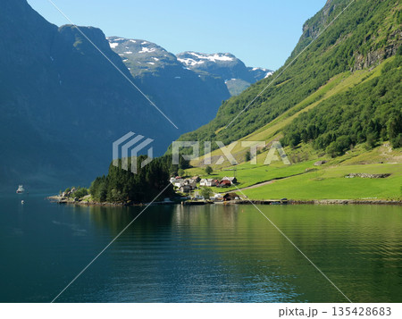 北欧情緒豊かなノルウェーのネーロイフィヨルド沿岸 北欧情緒豊かなノルウェーのネーロイフィヨルド沿岸 135428683