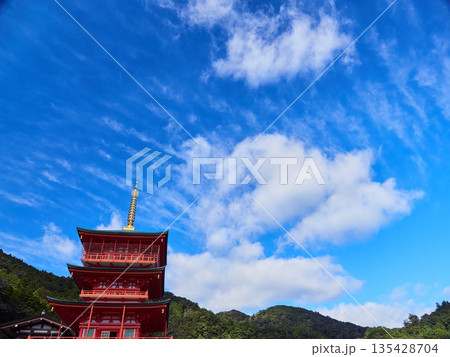 和歌山県の観光名所の那智勝浦の那智山青岸渡寺三重塔の風景 和歌山県の観光名所の那智勝浦の那智山青岸渡寺三重塔の風景 135428704