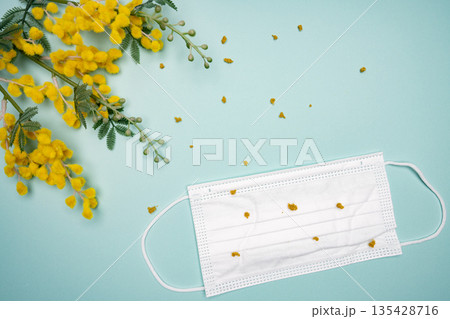 水色背景に黄色い花とマスクを配置した花粉症イメージ 135428716