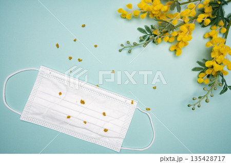 黄色い花粉が付着したマスクを撮影した静物写真 135428717