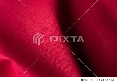 赤い布のシワと陰影を捉えたテクスチャー素材 135428718