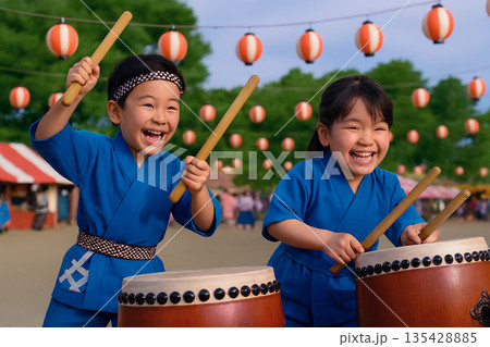 太鼓を叩く子供たち 135428885