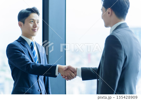 ビジネスパーソン 握手 ビジネスパーソン 握手 135428909