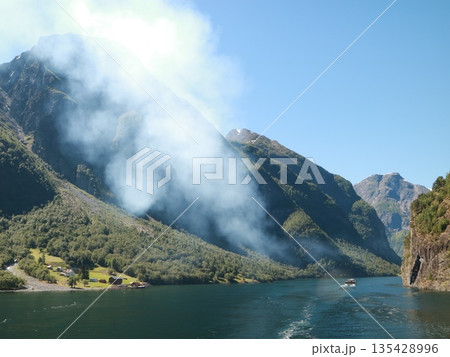 船で行くノルウェーのネーロイフィヨルド遊覧 船で行くノルウェーのネーロイフィヨルド遊覧 135428996