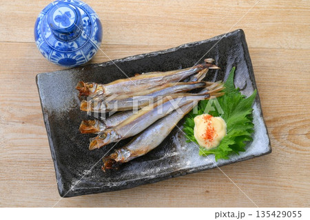 グリルで焼いた、ししゃも、シシャモです。焼き魚。 グリルで焼いた、ししゃも、シシャモです。焼き魚。 135429055
