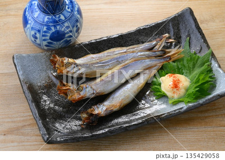 グリルで焼いた、ししゃも、シシャモです。焼き魚。 グリルで焼いた、ししゃも、シシャモです。焼き魚。 135429058