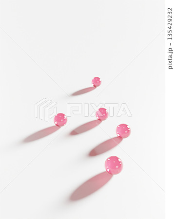 並んだ赤いガラス球の3Dイラスト 並んだ赤いガラス球の3Dイラスト 135429232
