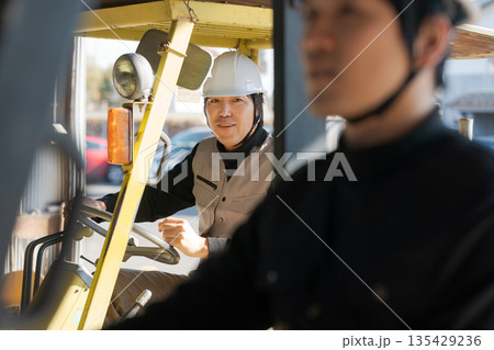 フォークリフトを操作する男性 135429236