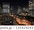 夜の東京駅 135429243