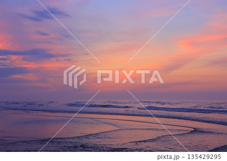 美しい海岸の朝焼け 135429295