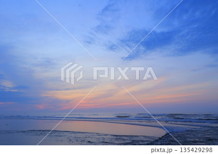 美しい海岸の朝焼け 美しい海岸の朝焼け 135429298