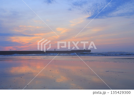 美しい海岸の朝焼け 美しい海岸の朝焼け 135429300