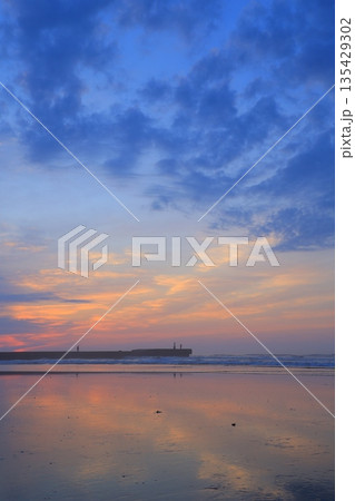 美しい海岸の朝焼け 美しい海岸の朝焼け 135429302