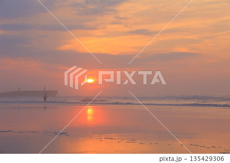 美しい海岸の朝焼け 美しい海岸の朝焼け 135429306