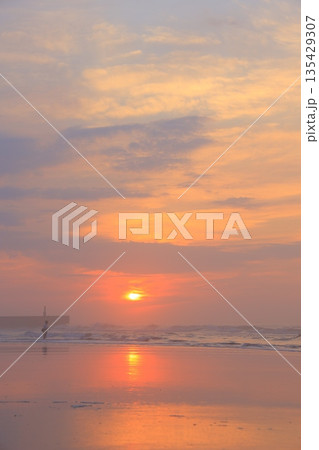 美しい海岸の朝焼け 135429307