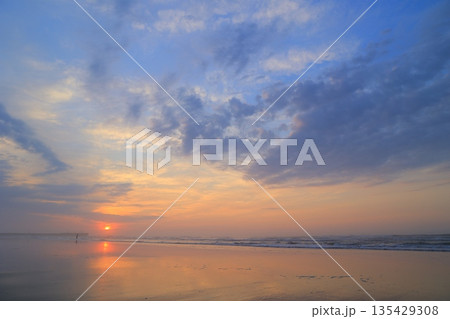 美しい海岸の朝焼け 美しい海岸の朝焼け 135429308