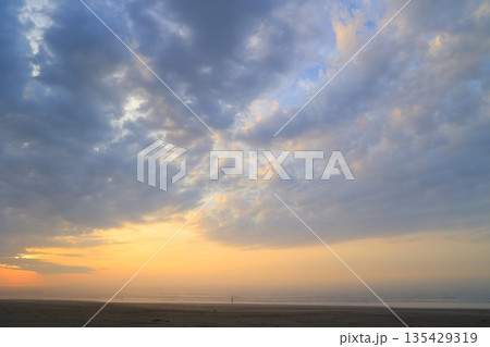 美しい海岸の朝焼け 美しい海岸の朝焼け 135429319