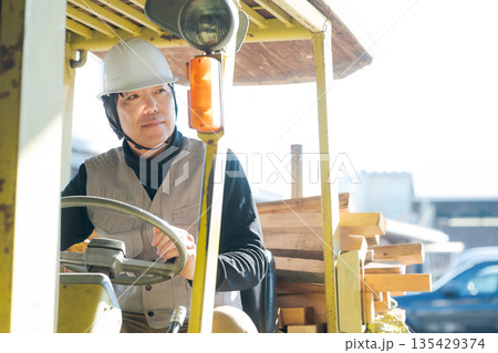 フォークリフトを操作する作業員 135429374