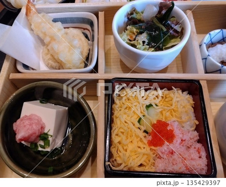 和食器盛り合わせ、和食、和料理、漬物、料理 和食器盛り合わせ、和食、和料理、漬物、料理 135429397