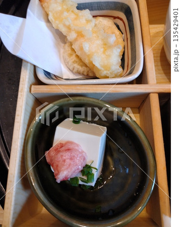 和食器盛り合わせ、和食、和料理、漬物、料理 和食器盛り合わせ、和食、和料理、漬物、料理 135429401