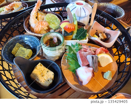 和食器盛り合わせ、和食、和料理、漬物、料理 135429405