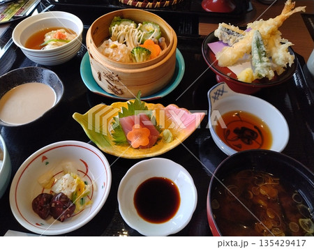 和食器盛り合わせ、和食、和料理、漬物、料理 和食器盛り合わせ、和食、和料理、漬物、料理 135429417