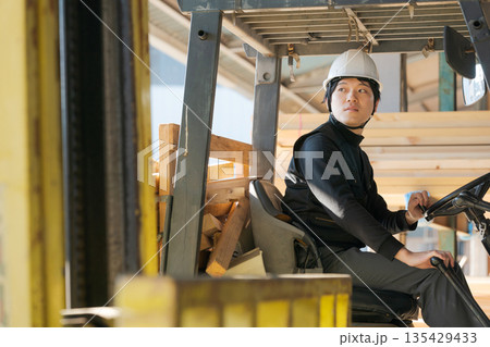 フォークリフトを操作する男性 135429433