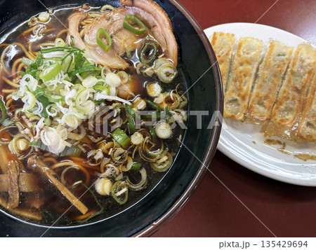 ラーメンと餃子のセット 135429694