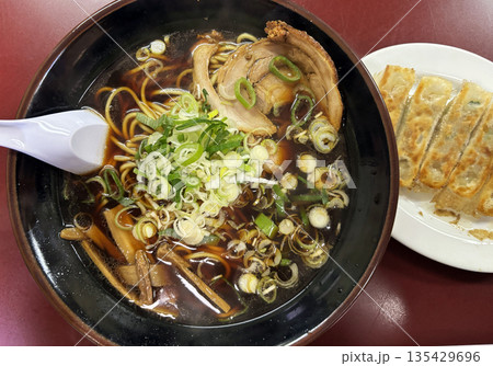 ラーメンと餃子のセット 135429696