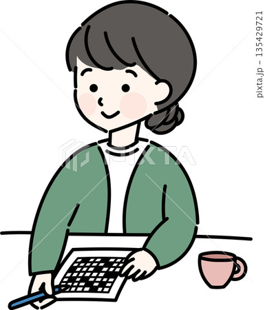 クロスワードをする女性 クロスワードをする女性 135429721