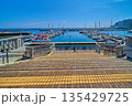 静岡県熱海市熱海港のスカイデッキのヨットハーバーから東側を見る 135429725