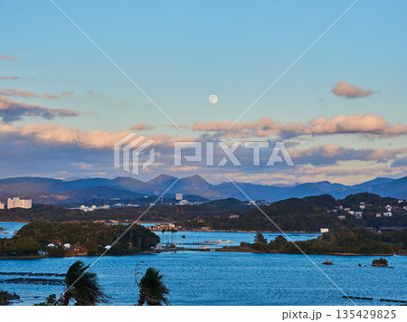 観光名所和歌山県の白浜のリゾート地の海と山の夕方の風景 135429825