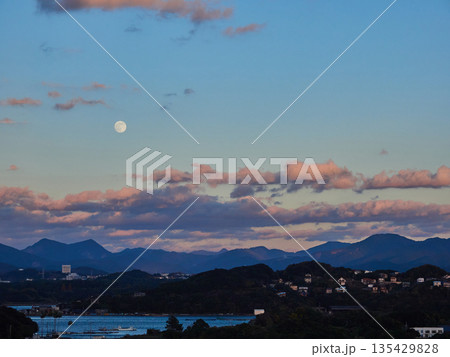 観光名所和歌山県の白浜のリゾート地の海と山の夕方の風景 観光名所和歌山県の白浜のリゾート地の海と山の夕方の風景 135429828