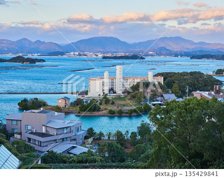 観光名所和歌山県の白浜のリゾート地のホテルと海の風景 観光名所和歌山県の白浜のリゾート地のホテルと海の風景 135429841