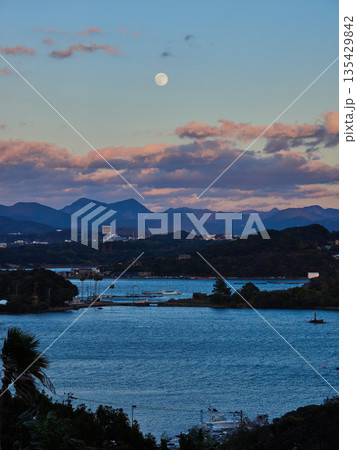 観光名所和歌山県の白浜のリゾート地の海と山の夕方の風景 135429842