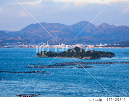 ホテルのベランダから見た秋の和歌山県の観光名所白浜のリゾート地の海湾の風景 135429843
