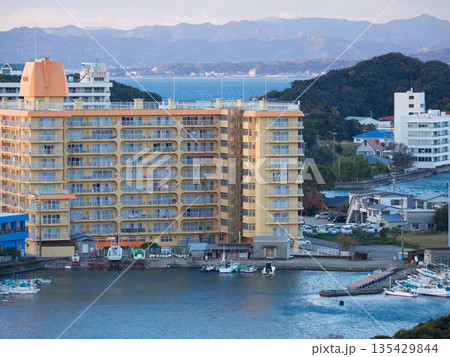 和歌山県の観光名所白浜のリゾート地の海湾のホテルの風景 135429844