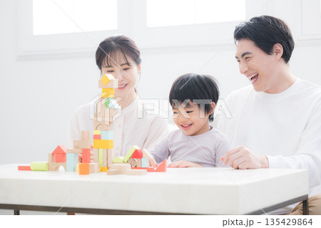 子どもの好奇心やチャレンジなどを家族で育てるイメージ 子どもの好奇心やチャレンジなどを家族で育てるイメージ 135429864