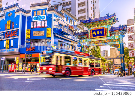 日本の横浜都市景観1月13日。陽光…横浜中華街・朝陽門や黄金色に輝くあかいくつなどを望む。新時代へ 135429866