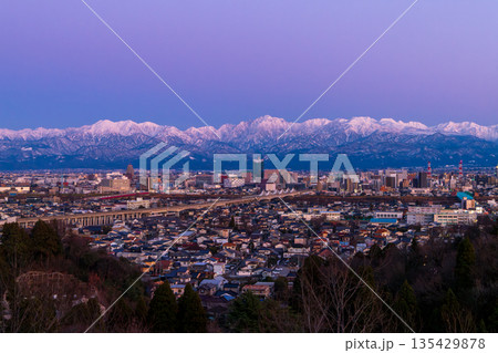 夕方の富山市呉羽山公園展望台から富山市の街並みと立山連峰アーベンロート 135429878