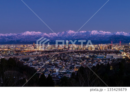夕方の富山市呉羽山公園展望台から富山市の街並みと立山連峰アーベンロート 135429879