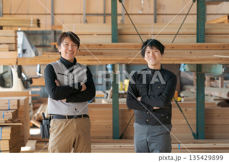 建設業で働く男性たち 建設業で働く男性たち 135429899